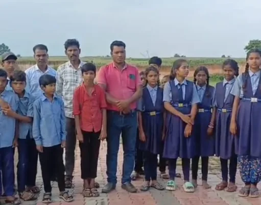 अतिथि शिक्षिका के दुर्व्यवहार से छात्र परेशान, शाला का किया बहिष्कार…