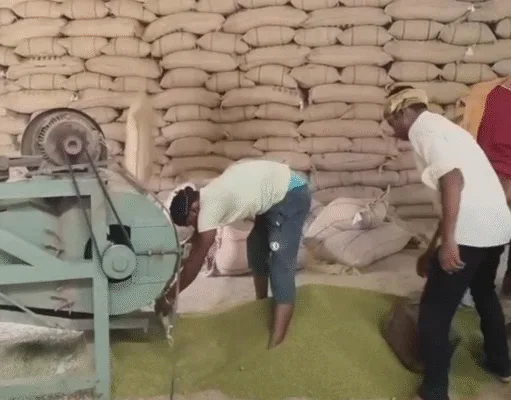 झिरपा:मूंग की खरीदी बंद फिर भी हो रही तुलाई ?