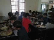 सिंगारद्वीप एकलव्य विद्यालय पहुंचे विधायक निरीक्षण में खुली पोल, किचन में मिले आवारा कुत्ते और खराब खाद्य सामग्री …