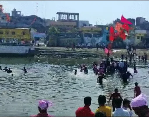 गोटमार मेला: परंपरा या खूनी पत्थर, पांढुर्णा में चली बरसों पुरानी रक्तरंजित रस्म