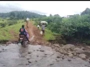 आज़ादी के 75 साल बाद भी सड़क से वंचित नागदोन गांव, खटिया पर ढोए जाते हैं मरीज