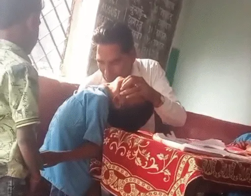 शिक्षक की शर्मनाक हरकत, मासूम बच्चों से मारपीट का वीडियो वायरल…