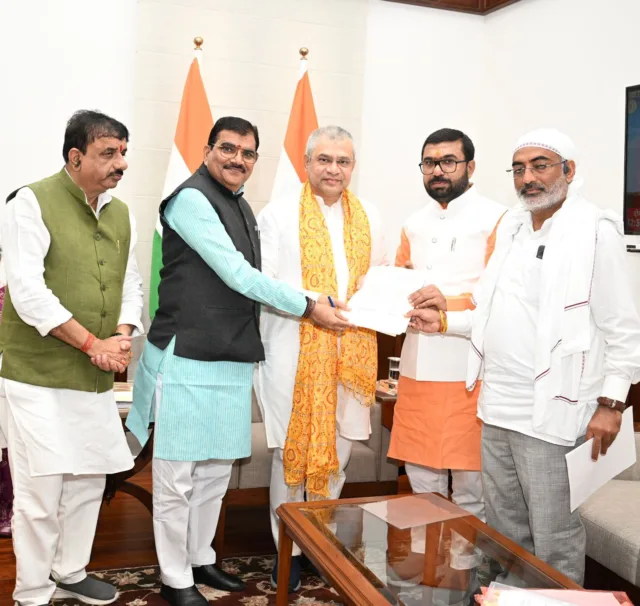 सांसद ने केन्द्रीय रेल मंत्री अश्विणी वैष्णव के समक्ष रखी अपनी मांगें