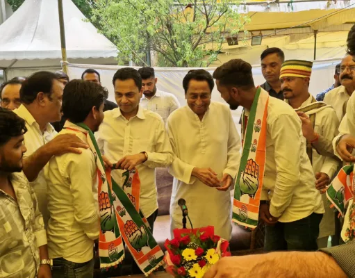 भाजपा और गोंगपा के सैकड़ों लोगों ने थामा कांग्रेस का हाथ मुख्यमंत्री कमलनाथ एवं पूर्व सांसद नकुलनाथ