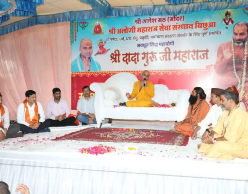 गणेश मठ मंदिर बिछुआ में दादा गुरु जी महाराज का आगमन, कलेक्टर ने लिया आशीर्वाद