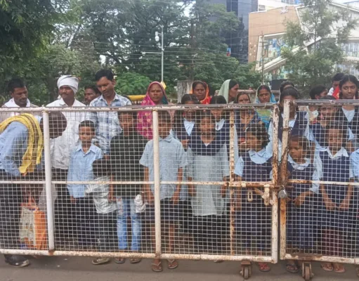 स्कूल में शिक्षक चलाते हैं मोबाइल करते है मटन पार्टी पालकों ने की निलंबन की मांग…