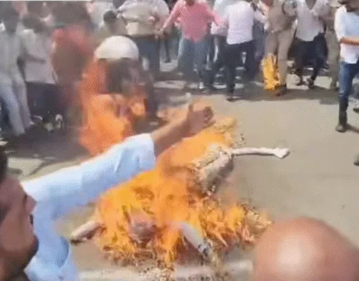 छिंदवाड़ा: पुतला दहन में हंगामा, चार पुलिसकर्मी झुलसे – युवक कांग्रेस जिलाध्यक्ष सहित 18 पर FIR