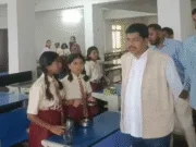 एकलव्य आवासीय विधालय में किचन में रखी थी ख़राब गली हुई सब्जिया चल रहे थे कॉकरोज मेस संचालक बच्चे को खिला रहे गुणवत्ताहीन खाना