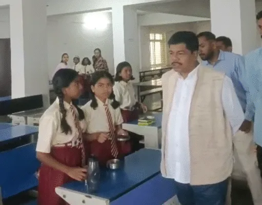 एकलव्य आवासीय विधालय में किचन में रखी थी ख़राब गली हुई सब्जिया चल रहे थे कॉकरोज मेस संचालक बच्चे को खिला रहे गुणवत्ताहीन खाना