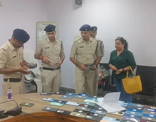 छिंदवाड़ा पुलिस का दीपावली उपहार” लौटाए 42 लाख के 201 मोबाइल
