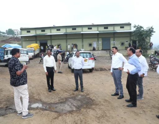 कलेक्टर ने किया अमरवाड़ा में उर्वरक भंडारण केंद्रों का औचक निरीक्षण
