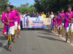 एकता दिवस पर “रन फॉर यूनिटी” में छिंदवाड़ा के आदिवासी कलाकारों ने गेंडी नृत्य से दिखाई एकता की मिसाल