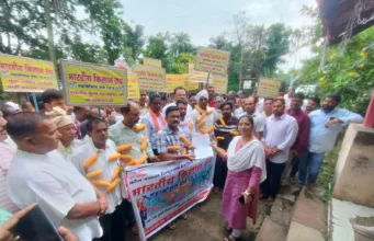 मक्का की खरीदी समर्थन मूल्य पर की जाए: किसानों ने दिया ज्ञापन