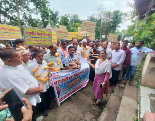 मक्का की खरीदी समर्थन मूल्य पर की जाए: किसानों ने दिया ज्ञापन