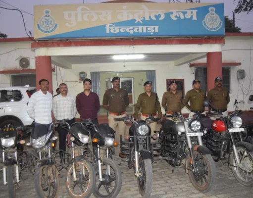 पुलिस ने मोटरसाईकिल चोरों को किया गया गिरफ्तार