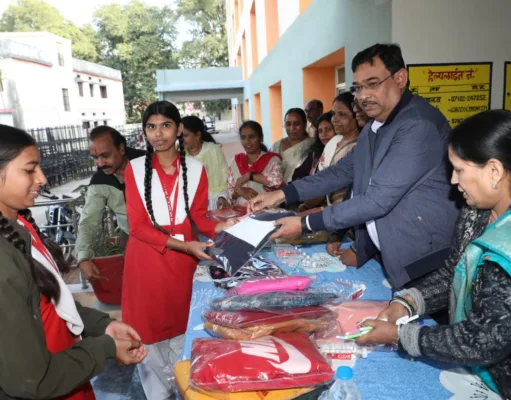 शासकीय सेवक वेलफेयर सोसायटी छिंदवाड़ा का प्रथम सेवा कार्यक्रम 80 बालिकाओं को गर्म कपड़ों (हुडी) का वितरण