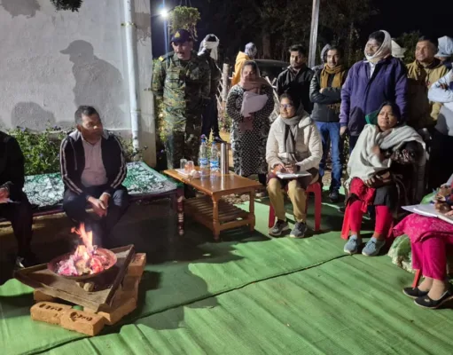 छिंदवाड़ा कलेक्टर ने जनजातीय ग्रामीणों के बीच पहुंचकर ग्राम मोयापानी में लगाई रात्रि चौपाल