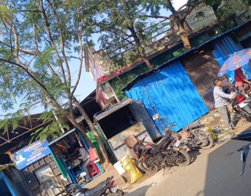 Chhindwara गांधीगंज में सुलभ शौचालय की सरकारी जमीन पर रातों-रात अवैध कब्जा, गुमठियों से बढ़ा ट्रैफिक जाम