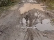 बीजी साइडिंग परासिया से रावनवाड़ा मार्ग की बदहाली पर ग्रामीणों का रोष, तीन दिन में मरम्मत नहीं हुई तो होगा चक्काजाम