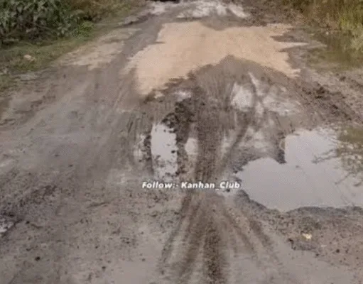 बीजी साइडिंग परासिया से रावनवाड़ा मार्ग की बदहाली पर ग्रामीणों का रोष, तीन दिन में मरम्मत नहीं हुई तो होगा चक्काजाम