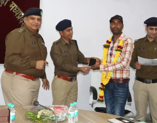 छिन्दवाड़ा पुलिस ने नववर्ष पर 47.11 लाख रुपये के 251 गुम मोबाइल नागरिकों को सौपें