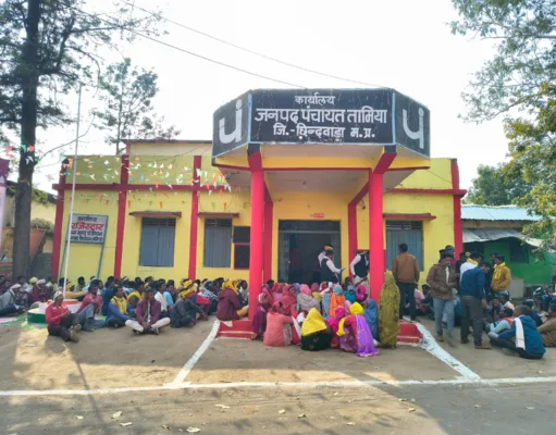 तामिया में ग्राम पंचायत जोगीमुआर के ग्रामीणों का बड़ा प्रदर्शन, सचिव-सरपंच हटाने और पेयजल संकट को लेकर धरना