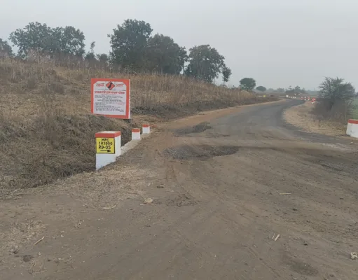 प्रधानमंत्री ग्रामीण सड़क योजना जी एम कविता पटवा की ठेकेदारो पर मेहरबानी , गड्डों भरी सड़कों से ग्रामीण त्रस्त