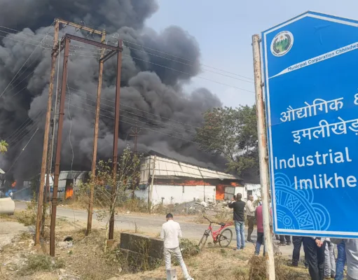 छिंदवाड़ा औद्योगिक क्षेत्र इमलीखेड़ा में पाइप फैक्ट्री में भीषण आग, 3 किमी तक दिखा धुएं का गुब्बार