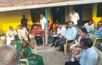 कलेक्टर ने ग्राम मोआर और करवेपिपरिया में चौपाल लगाकर सुनी ग्रामवासियों की समस्याएं