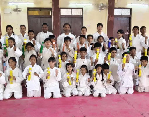 60 कराते खिलाड़ियों को मिले कराते बेल्ट