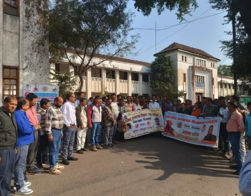 आजाद अध्यापक शिक्षक संघ ने रैली निकालकर मुख्यमंत्री के नाम सौंपा ज्ञापन