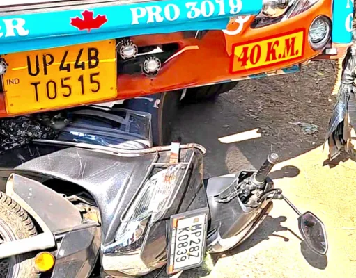तेज रफ्तार ट्रक ने स्कूटी सवार पिता-बेटी को कुचला, युवती की मौत