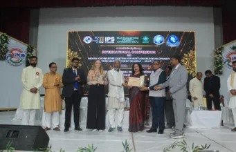 रासायनिक खाद के नाम पर खेतों में जहर बोया जा रहा है”: पद्मश्री उमाशंकर पांडे