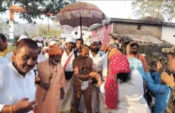 दादा गुरु की यात्रा मंडला पहुंची महामंडलेश्वर डॉक्टर वैभव अलोनी ने मंडला पहुंचकर यात्रा का किया स्वागत