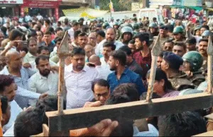 कांग्रेस और भाजपा में टकराव, पुलिस का बल प्रयोग,कांग्रेस का थाने के सामने धरना प्रदर्शन