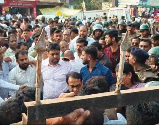 कांग्रेस और भाजपा में टकराव, पुलिस का बल प्रयोग,कांग्रेस का थाने के सामने धरना प्रदर्शन