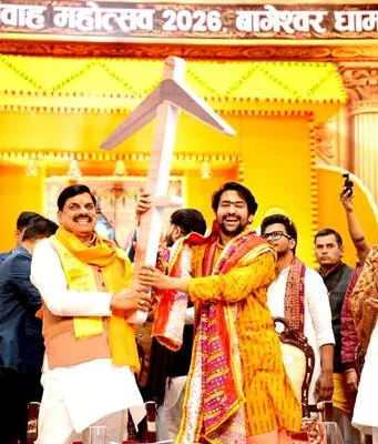 मुख्यमंत्री डॉ. यादव ने बागेश्वर धाम में सामूहिक कन्या विवाह सम्मेलन में नव दम्पतियों को दिया आशीष