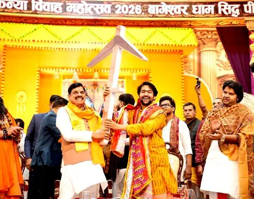 मुख्यमंत्री डॉ. यादव ने बागेश्वर धाम में सामूहिक कन्या विवाह सम्मेलन में नव दम्पतियों को दिया आशीष