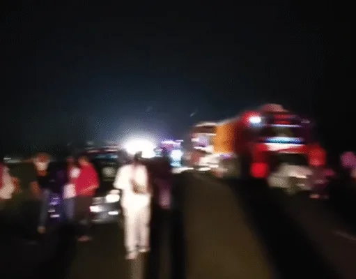 छिंदवाड़ा में बड़ा सड़क हादसा — CM कार्यक्रम से लौट रही बस ट्रक से टकराई, 10 की मौत, 35 से अधिक घायल