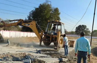 काराबोह अवैध कॉलोनी पर निगम की सख्ती, तोड़े गए निर्माण