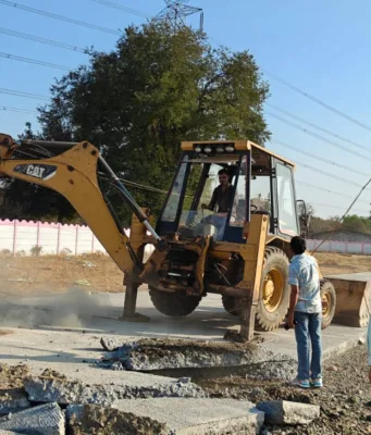 काराबोह अवैध कॉलोनी पर निगम की सख्ती, तोड़े गए निर्माण