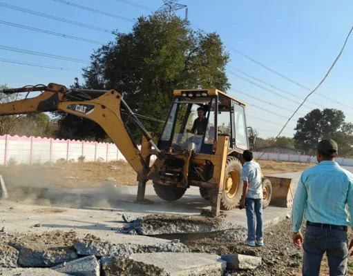 काराबोह अवैध कॉलोनी पर निगम की सख्ती, तोड़े गए निर्माण