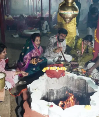 श्री रामेश्वरम धाम में मंत्राचार्य के साथ हजारों यजमानों ने 1008 कुंडों में डाली आहुतियां