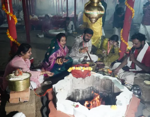 श्री रामेश्वरम धाम में मंत्राचार्य के साथ हजारों यजमानों ने 1008 कुंडों में डाली आहुतियां