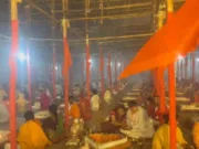 वैदिक मंत्राचार्य के साथ हजारों यजमानों और आमजनों ने कुंडों में छोड़ी आहुतियां