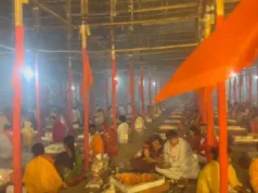 वैदिक मंत्राचार्य के साथ हजारों यजमानों और आमजनों ने कुंडों में छोड़ी आहुतियां