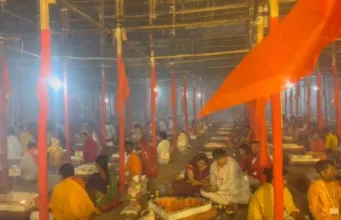 वैदिक मंत्राचार्य के साथ हजारों यजमानों और आमजनों ने कुंडों में छोड़ी आहुतियां