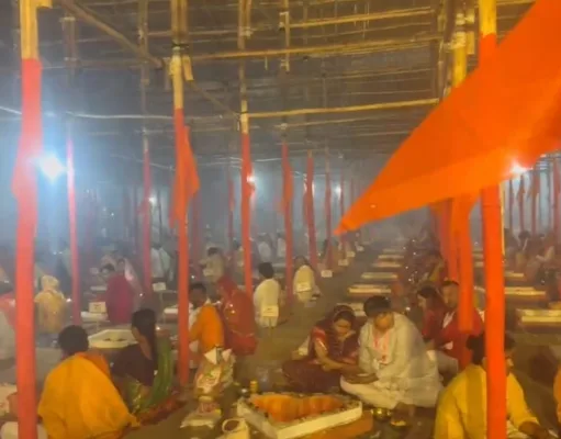 वैदिक मंत्राचार्य के साथ हजारों यजमानों और आमजनों ने कुंडों में छोड़ी आहुतियां