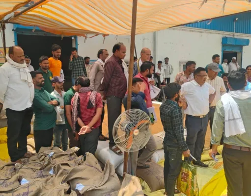 अपर कलेक्टर ने किया उपार्जन केंद्रों का निरीक्षण ,दो समितियों को कारण बताओ नोटिस