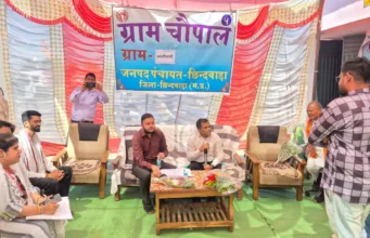 कलेक्टर ने ग्राम पंचायत भाजीपानी में चौपाल लगाकर किया ग्रामीणों से संवाद